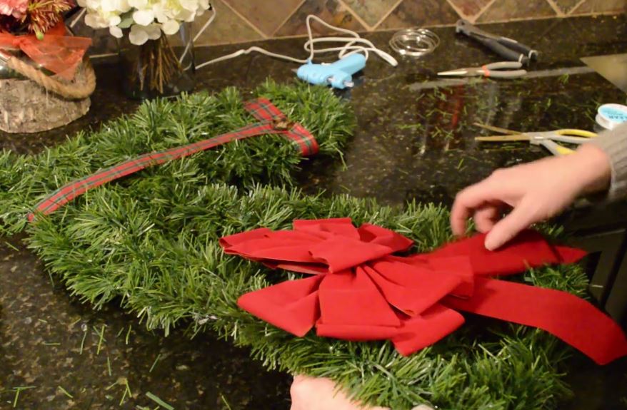 how to make a horse head christmas wreath