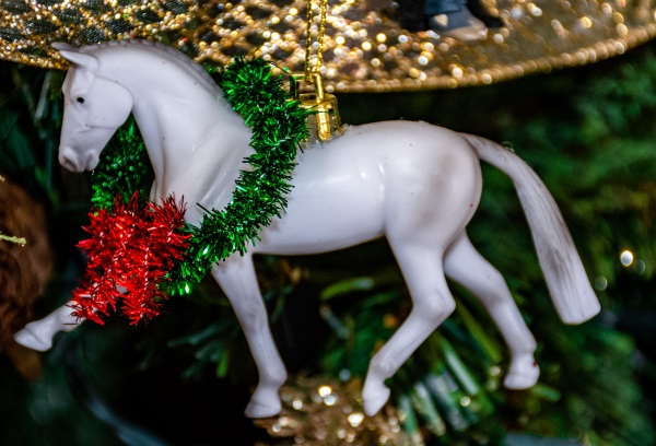 Easy And Affordable Christmas Decorating Budget Equestrian