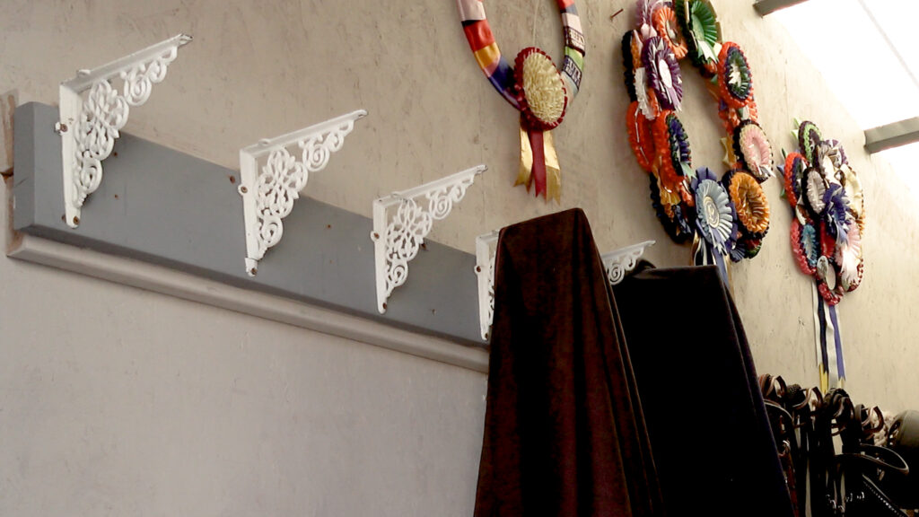 diy horse blanket holder