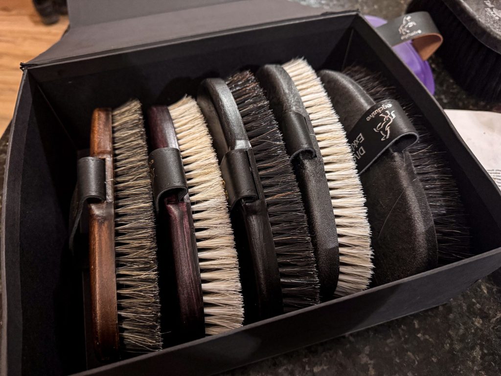 Eqclusive Brush Pack for Black and Bay Horses Review