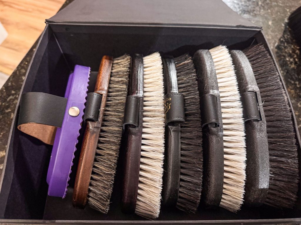 Eqclusive Brush Pack for Black and Bay Horses