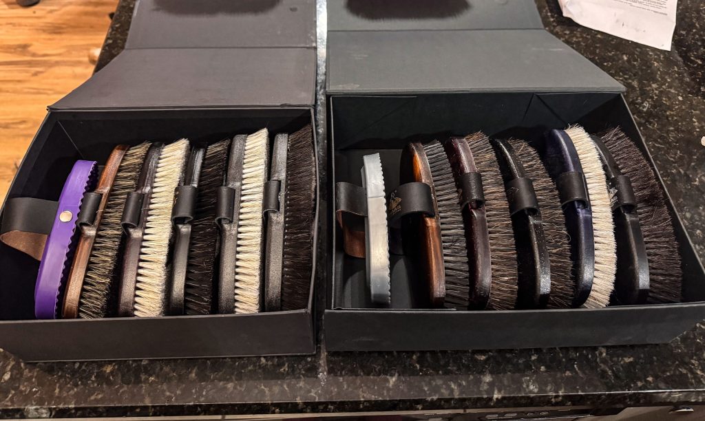 Eqclusive Brush Pack for Black and Bay Horses